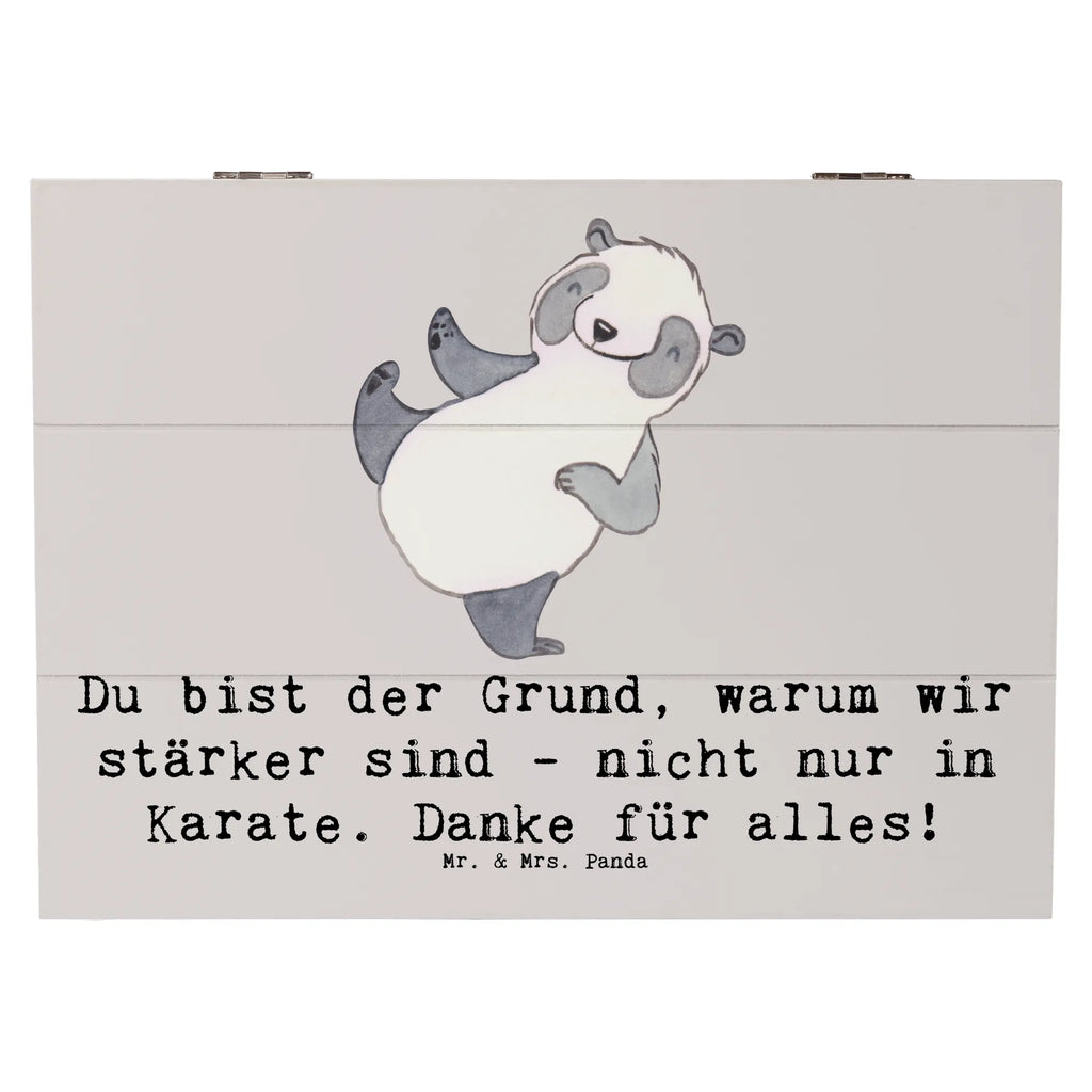 Holzkiste Karate Trainerin Stärke Holzkiste, Kiste, Schatzkiste, Truhe, Schatulle, XXL, Erinnerungsbox, Erinnerungskiste, Dekokiste, Aufbewahrungsbox, Geschenkbox, Geschenkdose, Geschenk, Sport, Sportart, Hobby, Schenken, Danke, Dankeschön, Auszeichnung, Gewinn, Sportler