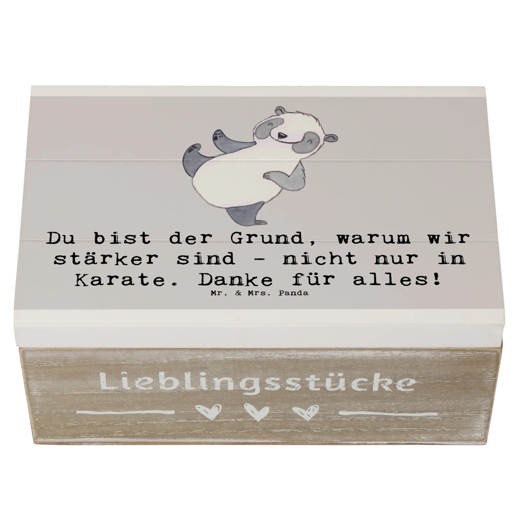 Holzkiste Karate Trainerin Stärke Holzkiste, Kiste, Schatzkiste, Truhe, Schatulle, XXL, Erinnerungsbox, Erinnerungskiste, Dekokiste, Aufbewahrungsbox, Geschenkbox, Geschenkdose, Geschenk, Sport, Sportart, Hobby, Schenken, Danke, Dankeschön, Auszeichnung, Gewinn, Sportler