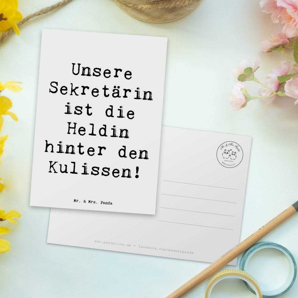 Postkarte Unsere Sekretärin ist die Heldin hinter den Kulissen! Postkarte, Karte, Geschenkkarte, Grußkarte, Einladung, Ansichtskarte, Geburtstagskarte, Einladungskarte, Dankeskarte, Ansichtskarten, Einladung Geburtstag, Einladungskarten Geburtstag