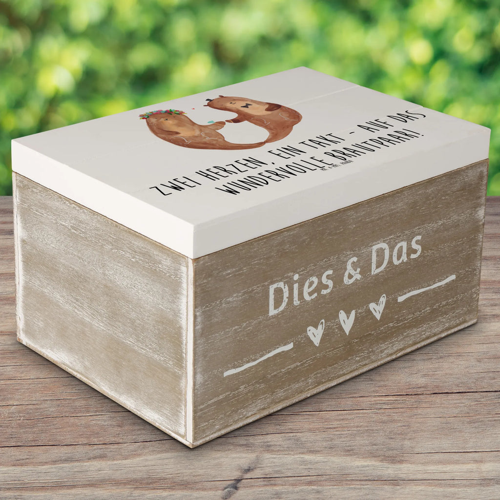 Holzkiste Brautpaar Herzen Holzkiste, Kiste, Schatzkiste, Truhe, Schatulle, XXL, Erinnerungsbox, Erinnerungskiste, Dekokiste, Aufbewahrungsbox, Geschenkbox, Geschenkdose, Hochzeit, Hochzeitsgeschenk, Ehe, Hochzeitsfeier, Trauung, Trauungsgeschenk, Hochzeitskarte, Verlobungsfeier, Verlobungsgeschenk, Hochzeitsgeschenkideen, Hochzeitsgeschenke für Brautpaar