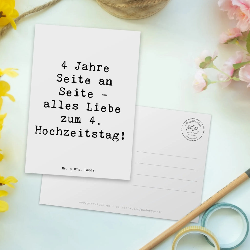 Postkarte 4 Jahre Seite an Seite - alles Liebe zum 4. Hochzeitstag! Postkarte, Karte, Geschenkkarte, Grußkarte, Einladung, Ansichtskarte, Geburtstagskarte, Einladungskarte, Dankeskarte, Ansichtskarten, Einladung Geburtstag, Einladungskarten Geburtstag, Hochzeit, Hochzeitsgeschenk, Ehe, Hochzeitsfeier, Trauung, Trauungsgeschenk, Hochzeitskarte, Verlobungsfeier, Verlobungsgeschenk, Hochzeitsgeschenkideen, Hochzeitsgeschenke für Brautpaar