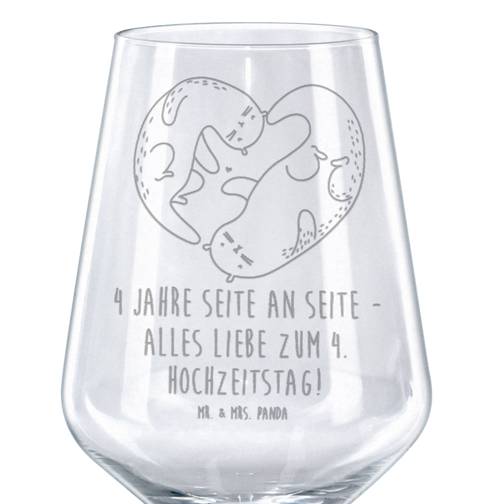 Rotwein Glas 4 Jahre Seite an Seite - alles Liebe zum 4. Hochzeitstag! Rotweinglas, Weinglas, Rotwein Glas, Weinglas mit Gravur, Geschenk für Weinliebhaber, Spülmaschinenfeste Weingläser, Hochwertige Weinaccessoires, Hochzeit, Hochzeitsgeschenk, Ehe, Hochzeitsfeier, Trauung, Trauungsgeschenk, Hochzeitskarte, Verlobungsfeier, Verlobungsgeschenk, Hochzeitsgeschenkideen, Hochzeitsgeschenke für Brautpaar