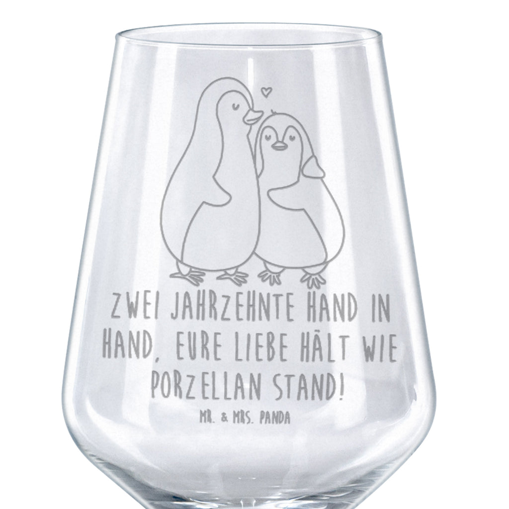 Rotwein Glas Zwei Jahrzehnte Hand in Hand, Eure Liebe hält wie Porzellan stand! Rotweinglas, Weinglas, Rotwein Glas, Weinglas mit Gravur, Geschenk für Weinliebhaber, Spülmaschinenfeste Weingläser, Hochwertige Weinaccessoires, Hochzeit, Hochzeitsgeschenk, Ehe, Hochzeitsfeier, Trauung, Trauungsgeschenk, Hochzeitskarte, Verlobungsfeier, Verlobungsgeschenk, Hochzeitsgeschenkideen, Hochzeitsgeschenke für Brautpaar