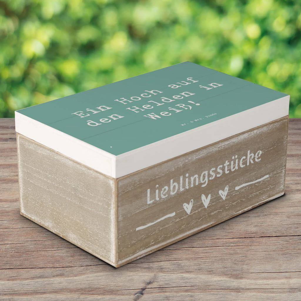 Holzkiste Ein Hoch auf den Helden in Weiß! Holzkiste, Kiste, Schatzkiste, Truhe, Schatulle, XXL, Erinnerungsbox, Erinnerungskiste, Dekokiste, Aufbewahrungsbox, Geschenkbox, Geschenkdose