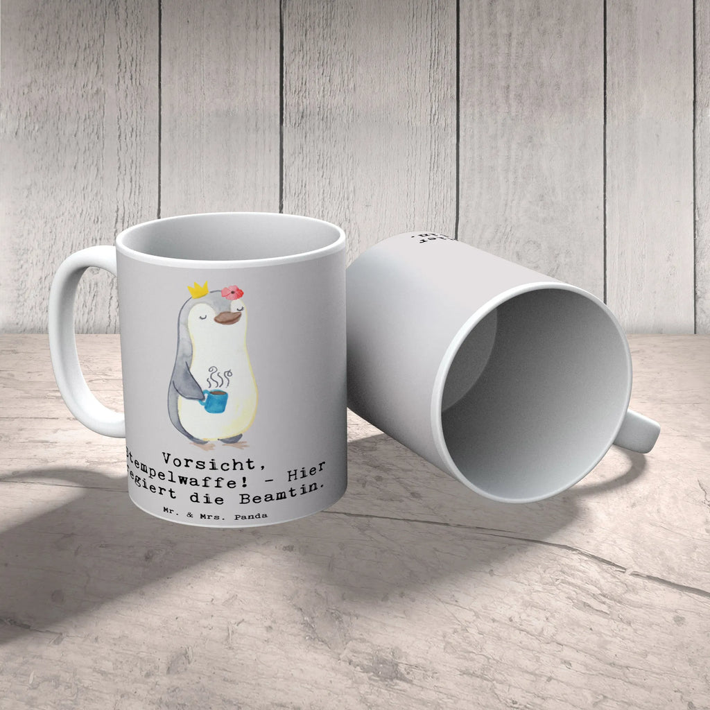 Tasse Beamtin Stempelwaffe Tasse, Kaffeetasse, Teetasse, Becher, Kaffeebecher, Teebecher, Keramiktasse, Porzellantasse, Büro Tasse, Geschenk Tasse, Tasse Sprüche, Tasse Motive, Kaffeetassen, Tasse bedrucken, Designer Tasse, Cappuccino Tassen, Schöne Teetassen, Beruf, Ausbildung, Jubiläum, Abschied, Rente, Kollege, Kollegin, Geschenk, Schenken, Arbeitskollege, Mitarbeiter, Firma, Danke, Dankeschön