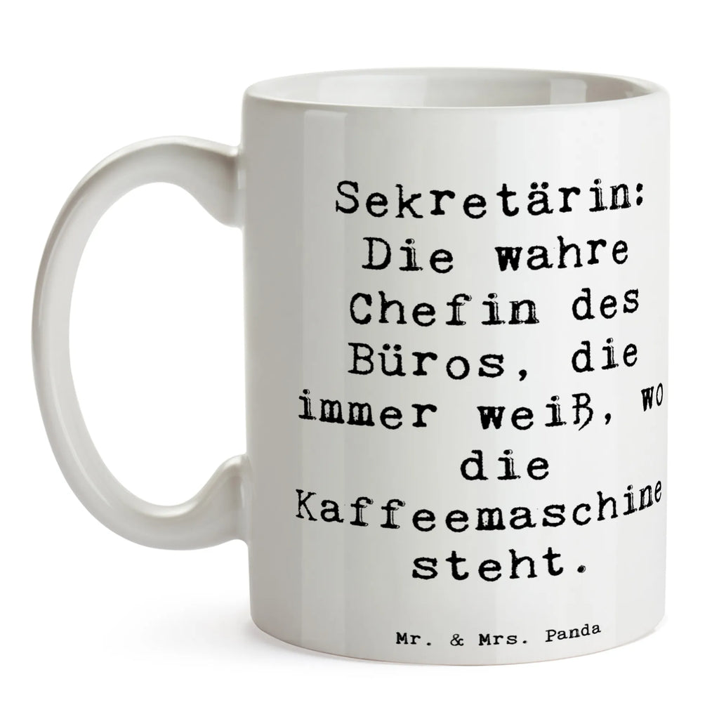 Tasse Spruch Sekretärin: Die wahre Chefin des Büros, die immer weiß, wo die Kaffeemaschine steht. Tasse, Kaffeetasse, Teetasse, Becher, Kaffeebecher, Teebecher, Keramiktasse, Porzellantasse, Büro Tasse, Geschenk Tasse, Tasse Sprüche, Tasse Motive, Kaffeetassen, Tasse bedrucken, Designer Tasse, Cappuccino Tassen, Schöne Teetassen, Beruf, Ausbildung, Jubiläum, Abschied, Rente, Kollege, Kollegin, Geschenk, Schenken, Arbeitskollege, Mitarbeiter, Firma, Danke, Dankeschön