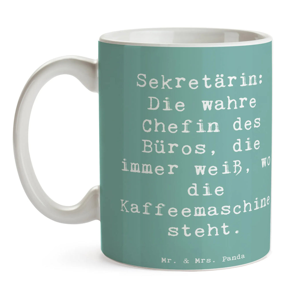 Tasse Spruch Sekretärin: Die wahre Chefin des Büros, die immer weiß, wo die Kaffeemaschine steht. Tasse, Kaffeetasse, Teetasse, Becher, Kaffeebecher, Teebecher, Keramiktasse, Porzellantasse, Büro Tasse, Geschenk Tasse, Tasse Sprüche, Tasse Motive, Kaffeetassen, Tasse bedrucken, Designer Tasse, Cappuccino Tassen, Schöne Teetassen, Beruf, Ausbildung, Jubiläum, Abschied, Rente, Kollege, Kollegin, Geschenk, Schenken, Arbeitskollege, Mitarbeiter, Firma, Danke, Dankeschön