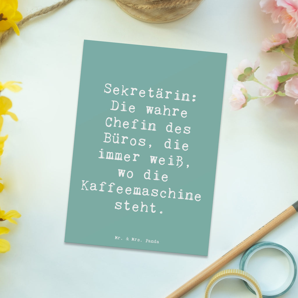 Postkarte Spruch Sekretärin: Die wahre Chefin des Büros, die immer weiß, wo die Kaffeemaschine steht. Postkarte, Karte, Geschenkkarte, Grußkarte, Einladung, Ansichtskarte, Geburtstagskarte, Einladungskarte, Dankeskarte, Ansichtskarten, Einladung Geburtstag, Einladungskarten Geburtstag, Beruf, Ausbildung, Jubiläum, Abschied, Rente, Kollege, Kollegin, Geschenk, Schenken, Arbeitskollege, Mitarbeiter, Firma, Danke, Dankeschön