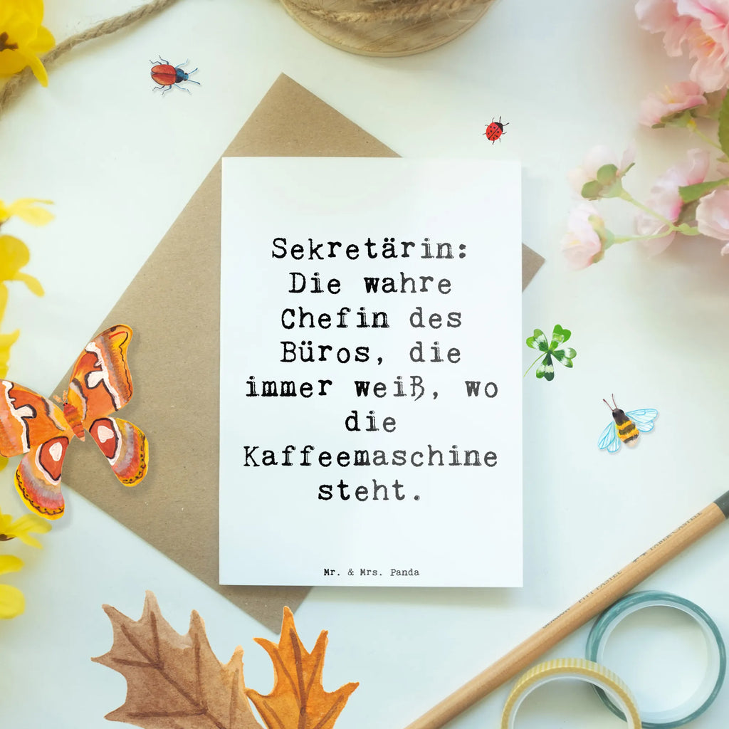 Grußkarte Spruch Sekretärin: Die wahre Chefin des Büros, die immer weiß, wo die Kaffeemaschine steht. Grußkarte, Klappkarte, Einladungskarte, Glückwunschkarte, Hochzeitskarte, Geburtstagskarte, Karte, Ansichtskarten, Beruf, Ausbildung, Jubiläum, Abschied, Rente, Kollege, Kollegin, Geschenk, Schenken, Arbeitskollege, Mitarbeiter, Firma, Danke, Dankeschön