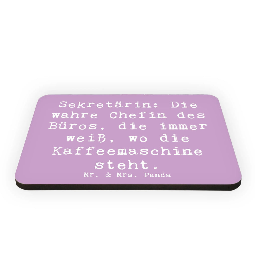 Magnet Spruch Sekretärin: Die wahre Chefin des Büros, die immer weiß, wo die Kaffeemaschine steht. Kühlschrankmagnet, Pinnwandmagnet, Souvenir Magnet, Motivmagnete, Dekomagnet, Whiteboard Magnet, Notiz Magnet, Kühlschrank Dekoration, Beruf, Ausbildung, Jubiläum, Abschied, Rente, Kollege, Kollegin, Geschenk, Schenken, Arbeitskollege, Mitarbeiter, Firma, Danke, Dankeschön