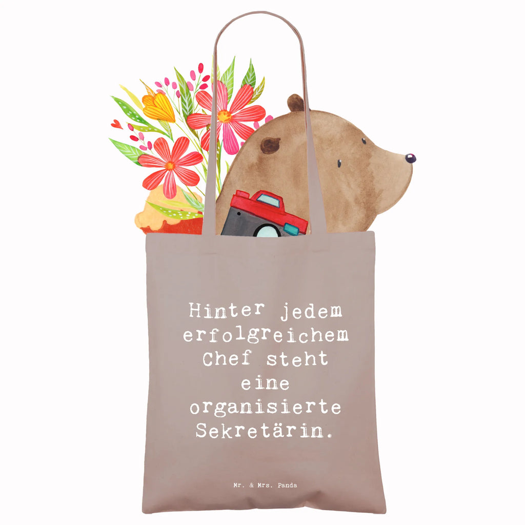 Tragetasche Spruch Hinter jedem erfolgreichem Chef steht eine organisierte Sekretärin. Beuteltasche, Beutel, Einkaufstasche, Jutebeutel, Stoffbeutel, Tasche, Shopper, Umhängetasche, Strandtasche, Schultertasche, Stofftasche, Tragetasche, Badetasche, Jutetasche, Einkaufstüte, Laptoptasche, Beruf, Ausbildung, Jubiläum, Abschied, Rente, Kollege, Kollegin, Geschenk, Schenken, Arbeitskollege, Mitarbeiter, Firma, Danke, Dankeschön