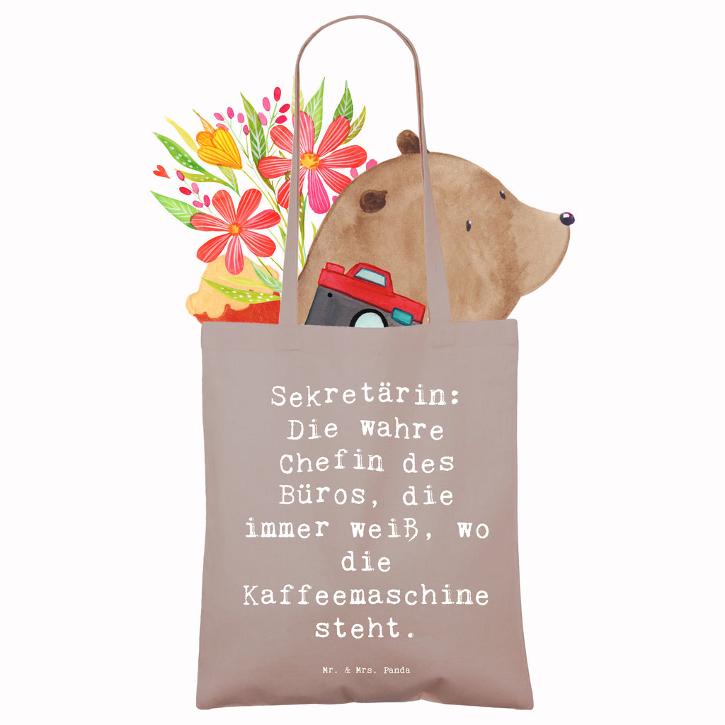 Tragetasche Spruch Sekretärin: Die wahre Chefin des Büros, die immer weiß, wo die Kaffeemaschine steht. Beuteltasche, Beutel, Einkaufstasche, Jutebeutel, Stoffbeutel, Tasche, Shopper, Umhängetasche, Strandtasche, Schultertasche, Stofftasche, Tragetasche, Badetasche, Jutetasche, Einkaufstüte, Laptoptasche, Beruf, Ausbildung, Jubiläum, Abschied, Rente, Kollege, Kollegin, Geschenk, Schenken, Arbeitskollege, Mitarbeiter, Firma, Danke, Dankeschön