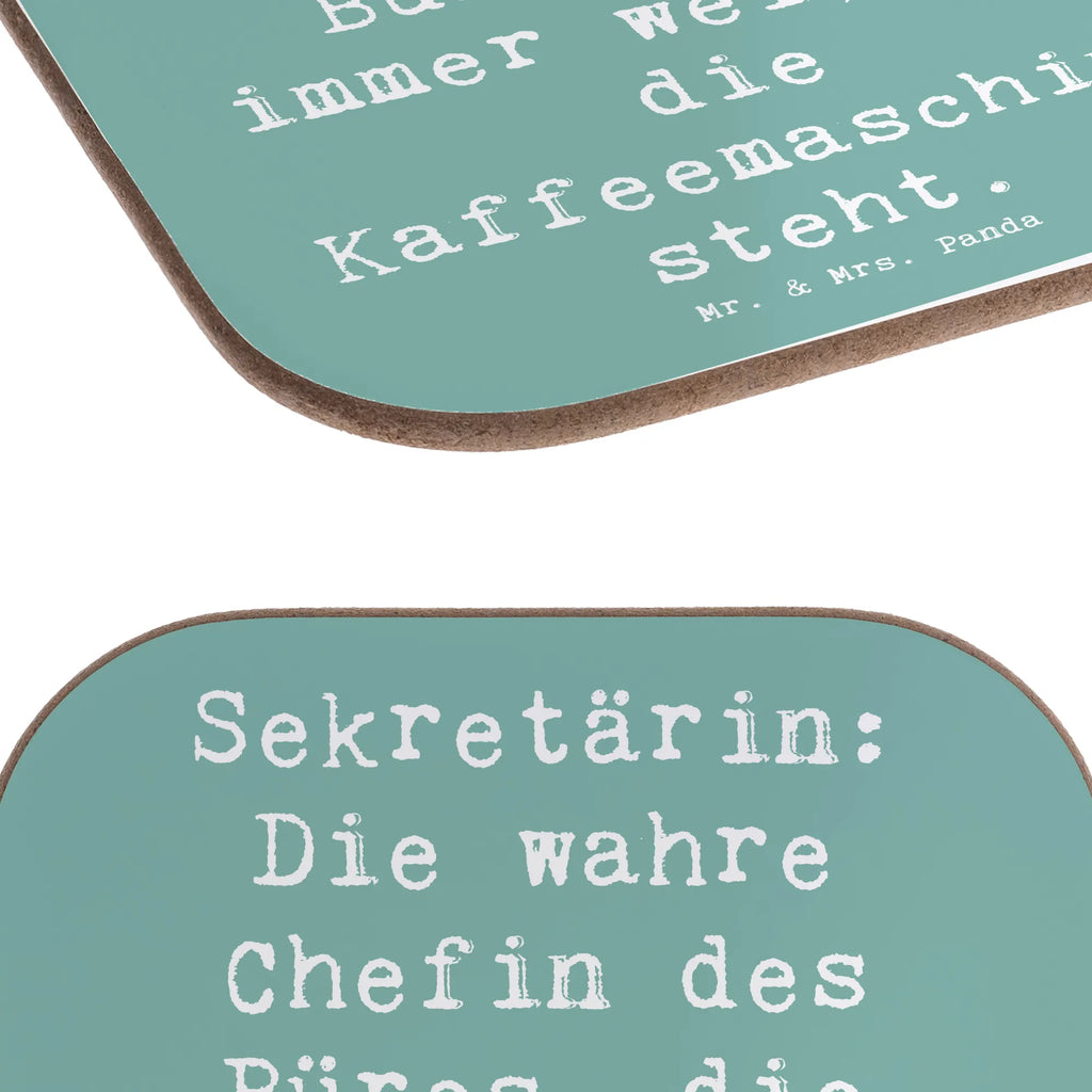 Untersetzer Spruch Sekretärin: Die wahre Chefin des Büros, die immer weiß, wo die Kaffeemaschine steht. Untersetzer, Bierdeckel, Glasuntersetzer, Untersetzer Gläser, Getränkeuntersetzer, Untersetzer aus Holz, Untersetzer für Gläser, Korkuntersetzer, Untersetzer Holz, Holzuntersetzer, Tassen Untersetzer, Untersetzer Design, Beruf, Ausbildung, Jubiläum, Abschied, Rente, Kollege, Kollegin, Geschenk, Schenken, Arbeitskollege, Mitarbeiter, Firma, Danke, Dankeschön