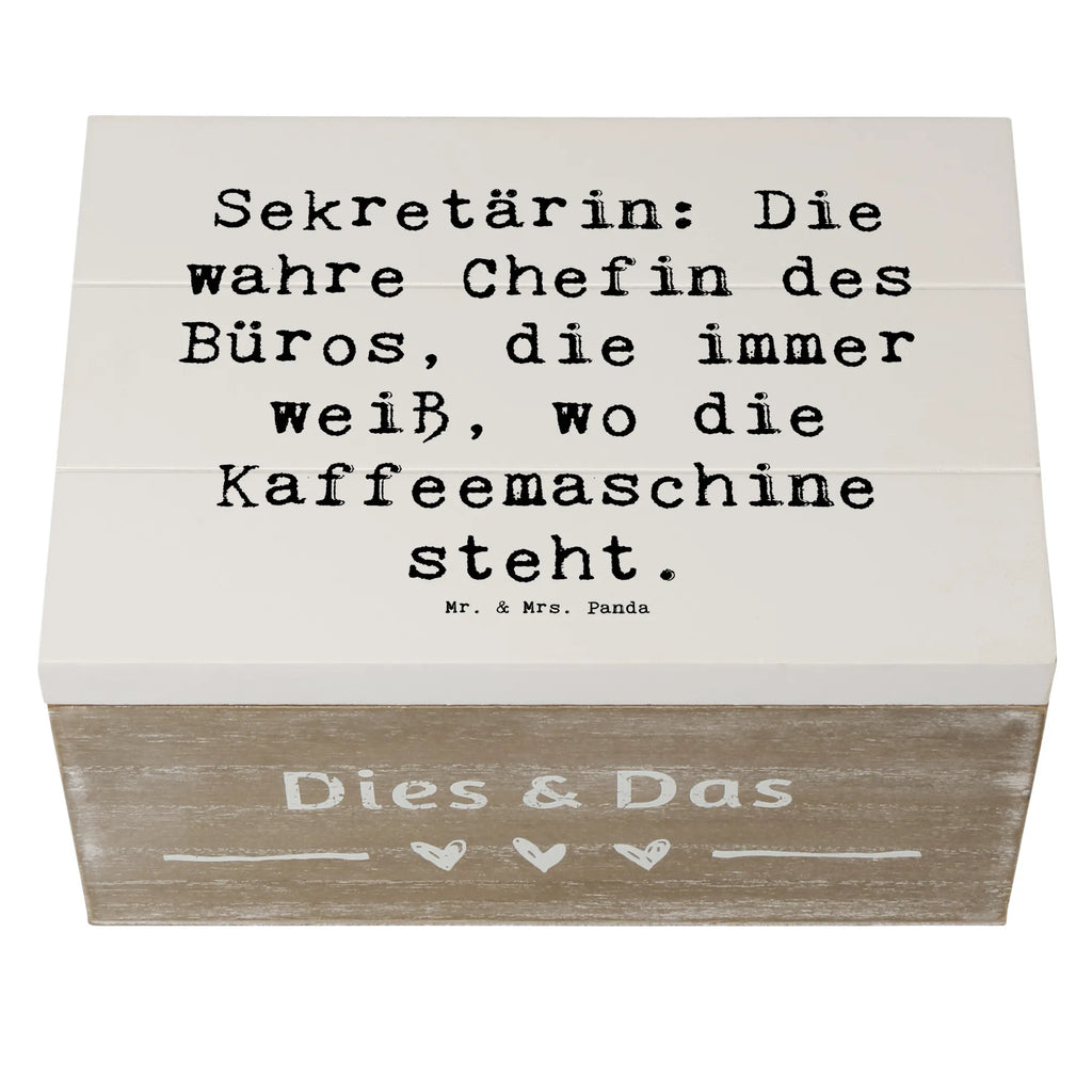 Holzkiste Spruch Sekretärin: Die wahre Chefin des Büros, die immer weiß, wo die Kaffeemaschine steht. Holzkiste, Kiste, Schatzkiste, Truhe, Schatulle, XXL, Erinnerungsbox, Erinnerungskiste, Dekokiste, Aufbewahrungsbox, Geschenkbox, Geschenkdose, Beruf, Ausbildung, Jubiläum, Abschied, Rente, Kollege, Kollegin, Geschenk, Schenken, Arbeitskollege, Mitarbeiter, Firma, Danke, Dankeschön