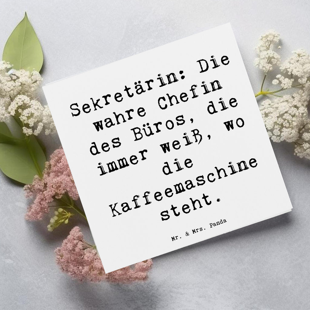 Deluxe Karte Spruch Sekretärin: Die wahre Chefin des Büros, die immer weiß, wo die Kaffeemaschine steht. Karte, Grußkarte, Klappkarte, Einladungskarte, Glückwunschkarte, Hochzeitskarte, Geburtstagskarte, Hochwertige Grußkarte, Hochwertige Klappkarte, Beruf, Ausbildung, Jubiläum, Abschied, Rente, Kollege, Kollegin, Geschenk, Schenken, Arbeitskollege, Mitarbeiter, Firma, Danke, Dankeschön