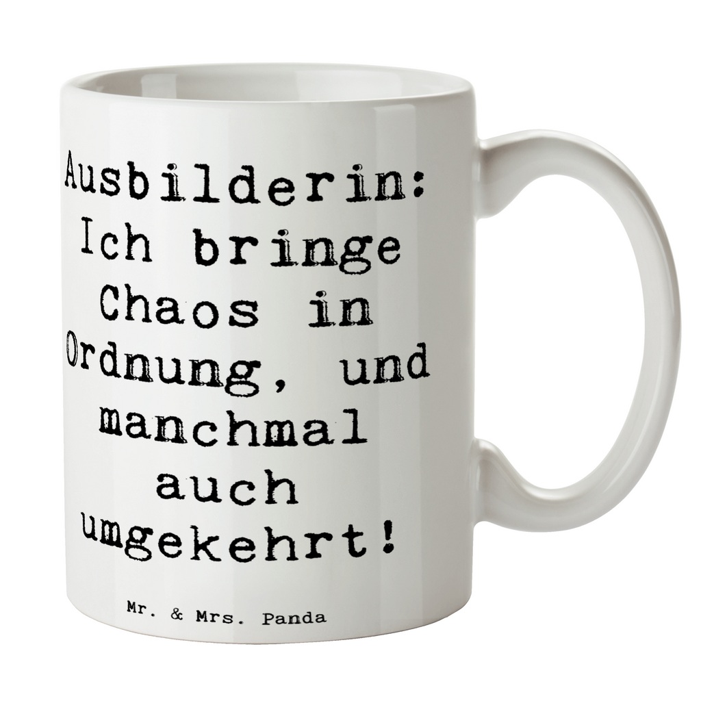 Tasse Spruch Ausbilderin: Ich bringe Chaos in Ordnung, und manchmal auch umgekehrt! Tasse, Kaffeetasse, Teetasse, Becher, Kaffeebecher, Teebecher, Keramiktasse, Porzellantasse, Büro Tasse, Geschenk Tasse, Tasse Sprüche, Tasse Motive, Kaffeetassen, Tasse bedrucken, Designer Tasse, Cappuccino Tassen, Schöne Teetassen, Beruf, Ausbildung, Jubiläum, Abschied, Rente, Kollege, Kollegin, Geschenk, Schenken, Arbeitskollege, Mitarbeiter, Firma, Danke, Dankeschön