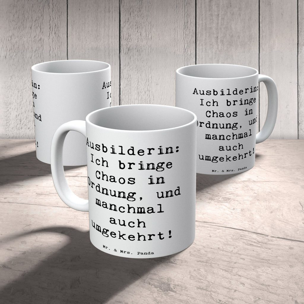 Tasse Spruch Ausbilderin: Ich bringe Chaos in Ordnung, und manchmal auch umgekehrt! Tasse, Kaffeetasse, Teetasse, Becher, Kaffeebecher, Teebecher, Keramiktasse, Porzellantasse, Büro Tasse, Geschenk Tasse, Tasse Sprüche, Tasse Motive, Kaffeetassen, Tasse bedrucken, Designer Tasse, Cappuccino Tassen, Schöne Teetassen, Beruf, Ausbildung, Jubiläum, Abschied, Rente, Kollege, Kollegin, Geschenk, Schenken, Arbeitskollege, Mitarbeiter, Firma, Danke, Dankeschön