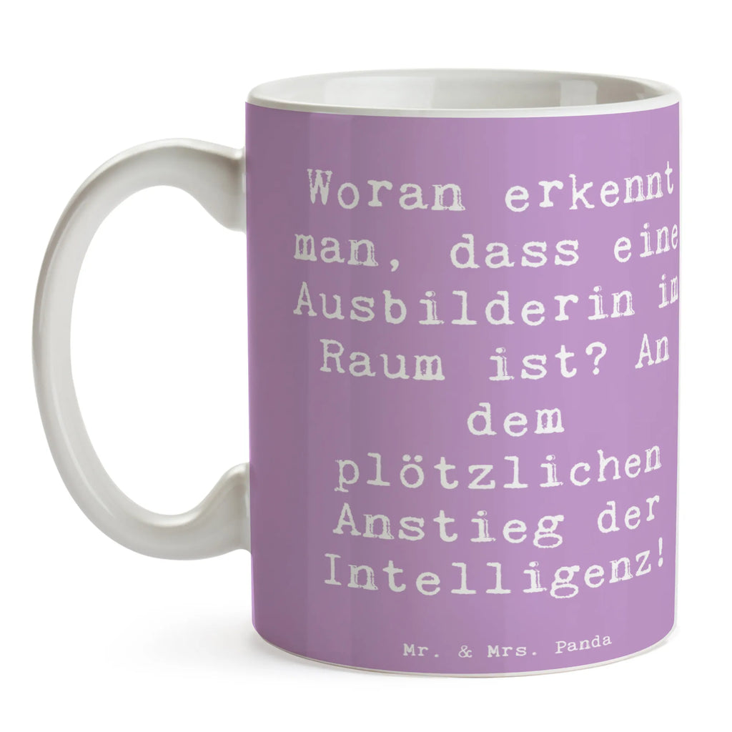 Tasse Spruch Woran erkennt man, dass eine Ausbilderin im Raum ist? An dem plötzlichen Anstieg der Intelligenz! Tasse, Kaffeetasse, Teetasse, Becher, Kaffeebecher, Teebecher, Keramiktasse, Porzellantasse, Büro Tasse, Geschenk Tasse, Tasse Sprüche, Tasse Motive, Kaffeetassen, Tasse bedrucken, Designer Tasse, Cappuccino Tassen, Schöne Teetassen, Beruf, Ausbildung, Jubiläum, Abschied, Rente, Kollege, Kollegin, Geschenk, Schenken, Arbeitskollege, Mitarbeiter, Firma, Danke, Dankeschön