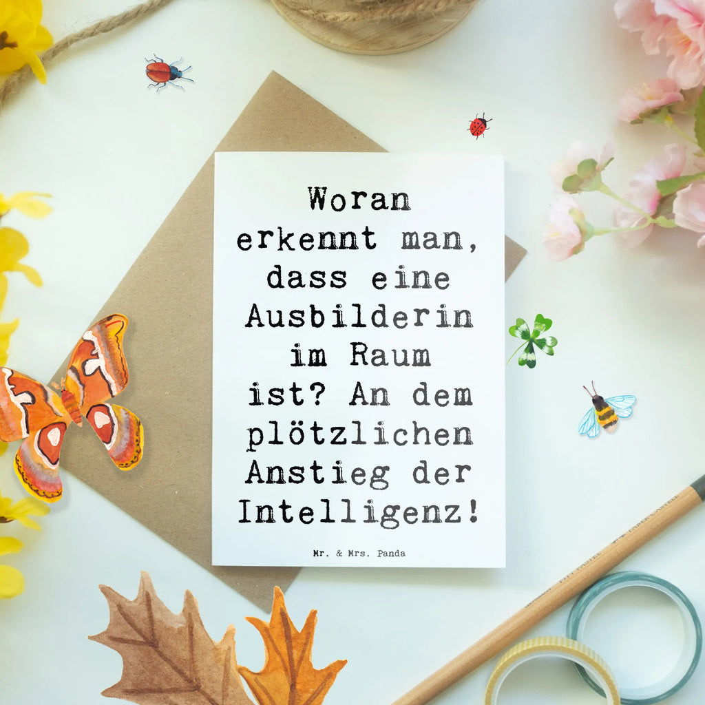 Grußkarte Spruch Woran erkennt man, dass eine Ausbilderin im Raum ist? An dem plötzlichen Anstieg der Intelligenz! Grußkarte, Klappkarte, Einladungskarte, Glückwunschkarte, Hochzeitskarte, Geburtstagskarte, Karte, Ansichtskarten, Beruf, Ausbildung, Jubiläum, Abschied, Rente, Kollege, Kollegin, Geschenk, Schenken, Arbeitskollege, Mitarbeiter, Firma, Danke, Dankeschön