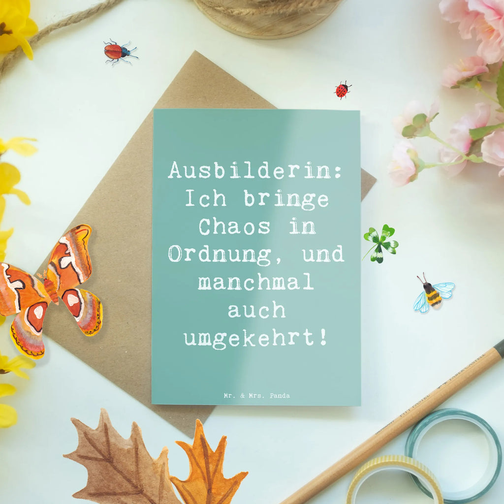 Grußkarte Spruch Ausbilderin: Ich bringe Chaos in Ordnung, und manchmal auch umgekehrt! Grußkarte, Klappkarte, Einladungskarte, Glückwunschkarte, Hochzeitskarte, Geburtstagskarte, Karte, Ansichtskarten, Beruf, Ausbildung, Jubiläum, Abschied, Rente, Kollege, Kollegin, Geschenk, Schenken, Arbeitskollege, Mitarbeiter, Firma, Danke, Dankeschön