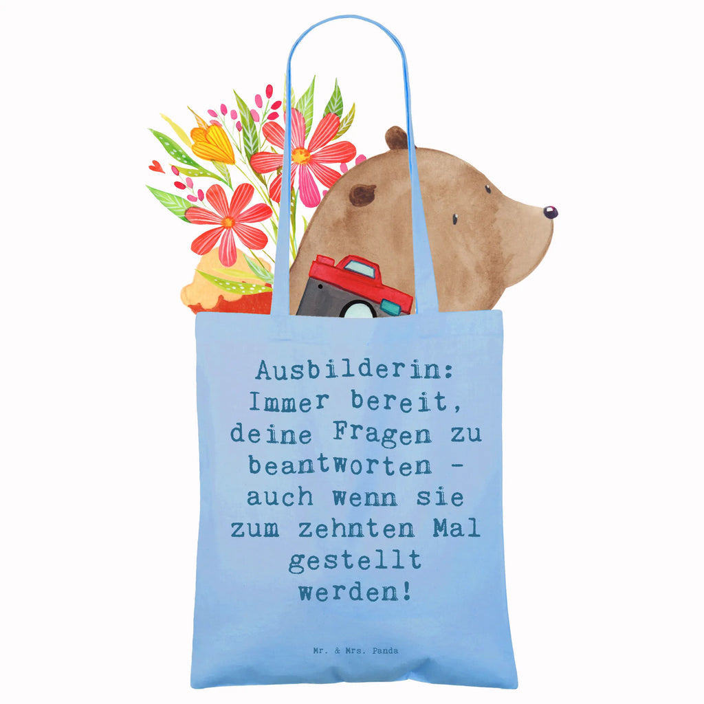 Tragetasche Spruch Ausbilderin: Immer bereit, deine Fragen zu beantworten - auch wenn sie zum zehnten Mal gestellt werden! Beuteltasche, Beutel, Einkaufstasche, Jutebeutel, Stoffbeutel, Tasche, Shopper, Umhängetasche, Strandtasche, Schultertasche, Stofftasche, Tragetasche, Badetasche, Jutetasche, Einkaufstüte, Laptoptasche, Beruf, Ausbildung, Jubiläum, Abschied, Rente, Kollege, Kollegin, Geschenk, Schenken, Arbeitskollege, Mitarbeiter, Firma, Danke, Dankeschön