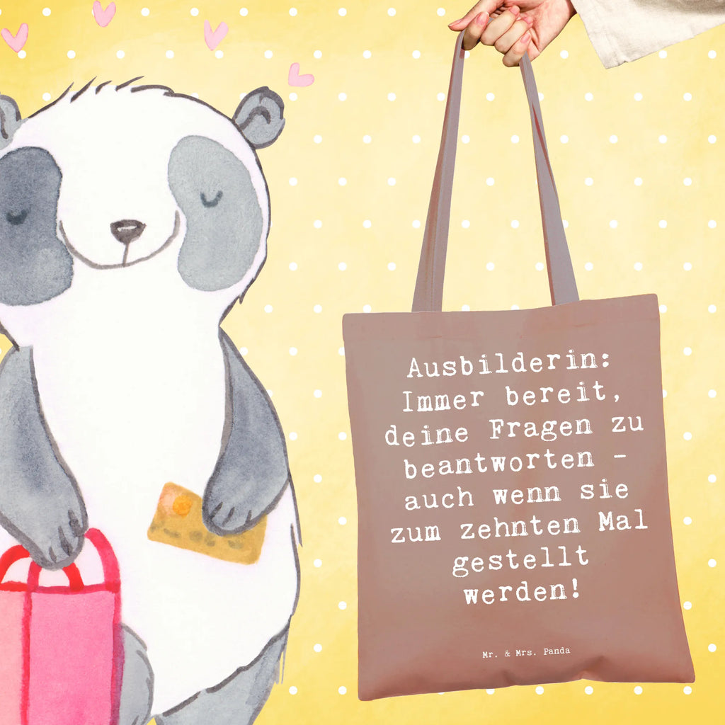 Tragetasche Spruch Ausbilderin: Immer bereit, deine Fragen zu beantworten - auch wenn sie zum zehnten Mal gestellt werden! Beuteltasche, Beutel, Einkaufstasche, Jutebeutel, Stoffbeutel, Tasche, Shopper, Umhängetasche, Strandtasche, Schultertasche, Stofftasche, Tragetasche, Badetasche, Jutetasche, Einkaufstüte, Laptoptasche, Beruf, Ausbildung, Jubiläum, Abschied, Rente, Kollege, Kollegin, Geschenk, Schenken, Arbeitskollege, Mitarbeiter, Firma, Danke, Dankeschön