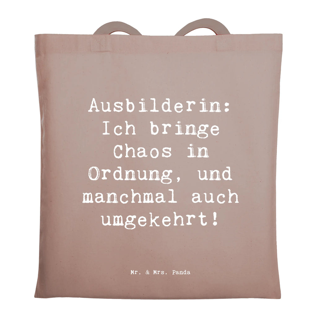 Tragetasche Spruch Ausbilderin: Ich bringe Chaos in Ordnung, und manchmal auch umgekehrt! Beuteltasche, Beutel, Einkaufstasche, Jutebeutel, Stoffbeutel, Tasche, Shopper, Umhängetasche, Strandtasche, Schultertasche, Stofftasche, Tragetasche, Badetasche, Jutetasche, Einkaufstüte, Laptoptasche, Beruf, Ausbildung, Jubiläum, Abschied, Rente, Kollege, Kollegin, Geschenk, Schenken, Arbeitskollege, Mitarbeiter, Firma, Danke, Dankeschön