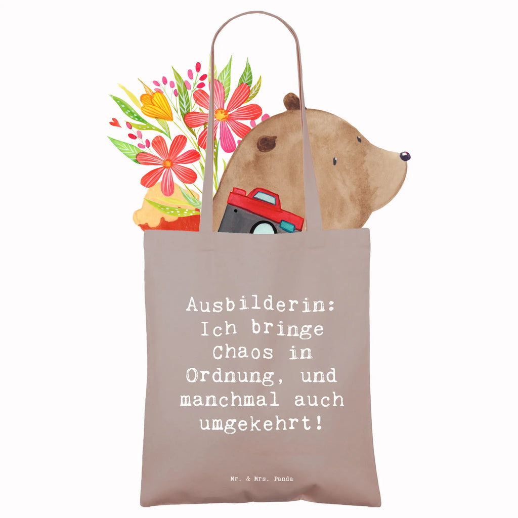 Tragetasche Spruch Ausbilderin: Ich bringe Chaos in Ordnung, und manchmal auch umgekehrt! Beuteltasche, Beutel, Einkaufstasche, Jutebeutel, Stoffbeutel, Tasche, Shopper, Umhängetasche, Strandtasche, Schultertasche, Stofftasche, Tragetasche, Badetasche, Jutetasche, Einkaufstüte, Laptoptasche, Beruf, Ausbildung, Jubiläum, Abschied, Rente, Kollege, Kollegin, Geschenk, Schenken, Arbeitskollege, Mitarbeiter, Firma, Danke, Dankeschön