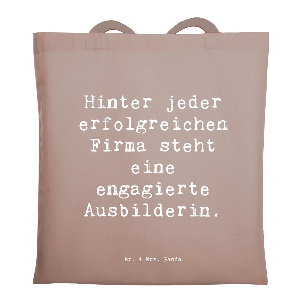 Tragetasche Spruch Hinter jeder erfolgreichen Firma steht eine engagierte Ausbilderin. Beuteltasche, Beutel, Einkaufstasche, Jutebeutel, Stoffbeutel, Tasche, Shopper, Umhängetasche, Strandtasche, Schultertasche, Stofftasche, Tragetasche, Badetasche, Jutetasche, Einkaufstüte, Laptoptasche, Beruf, Ausbildung, Jubiläum, Abschied, Rente, Kollege, Kollegin, Geschenk, Schenken, Arbeitskollege, Mitarbeiter, Firma, Danke, Dankeschön