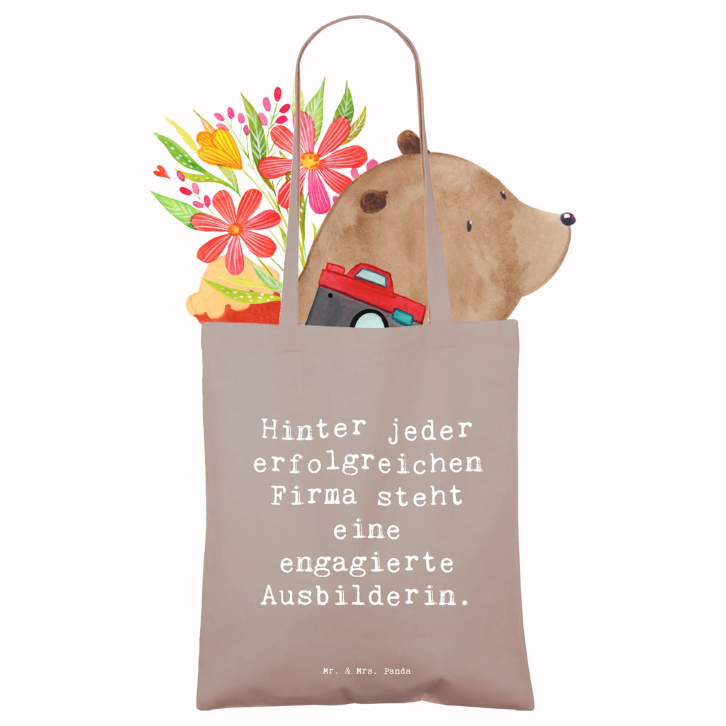 Tragetasche Spruch Hinter jeder erfolgreichen Firma steht eine engagierte Ausbilderin. Beuteltasche, Beutel, Einkaufstasche, Jutebeutel, Stoffbeutel, Tasche, Shopper, Umhängetasche, Strandtasche, Schultertasche, Stofftasche, Tragetasche, Badetasche, Jutetasche, Einkaufstüte, Laptoptasche, Beruf, Ausbildung, Jubiläum, Abschied, Rente, Kollege, Kollegin, Geschenk, Schenken, Arbeitskollege, Mitarbeiter, Firma, Danke, Dankeschön