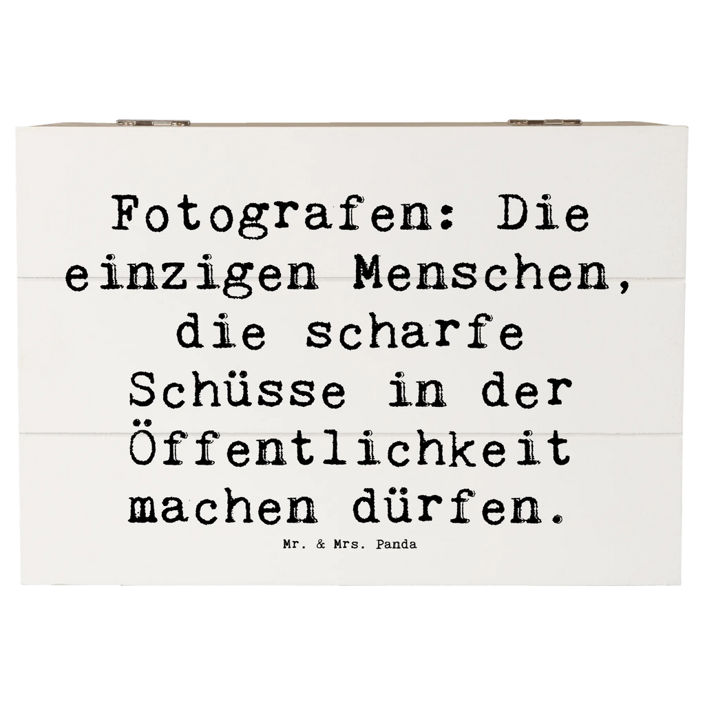 Holzkiste Spruch Fotografen: Die einzigen Menschen, die scharfe Schüsse in der Öffentlichkeit machen dürfen. Holzkiste, Kiste, Schatzkiste, Truhe, Schatulle, XXL, Erinnerungsbox, Erinnerungskiste, Dekokiste, Aufbewahrungsbox, Geschenkbox, Geschenkdose, Beruf, Ausbildung, Jubiläum, Abschied, Rente, Kollege, Kollegin, Geschenk, Schenken, Arbeitskollege, Mitarbeiter, Firma, Danke, Dankeschön