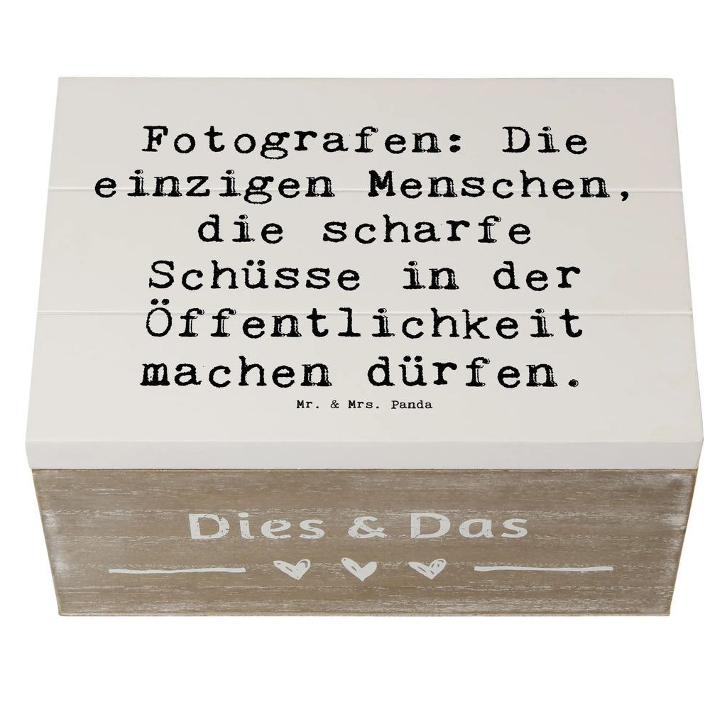 Holzkiste Spruch Fotografen: Die einzigen Menschen, die scharfe Schüsse in der Öffentlichkeit machen dürfen. Holzkiste, Kiste, Schatzkiste, Truhe, Schatulle, XXL, Erinnerungsbox, Erinnerungskiste, Dekokiste, Aufbewahrungsbox, Geschenkbox, Geschenkdose, Beruf, Ausbildung, Jubiläum, Abschied, Rente, Kollege, Kollegin, Geschenk, Schenken, Arbeitskollege, Mitarbeiter, Firma, Danke, Dankeschön