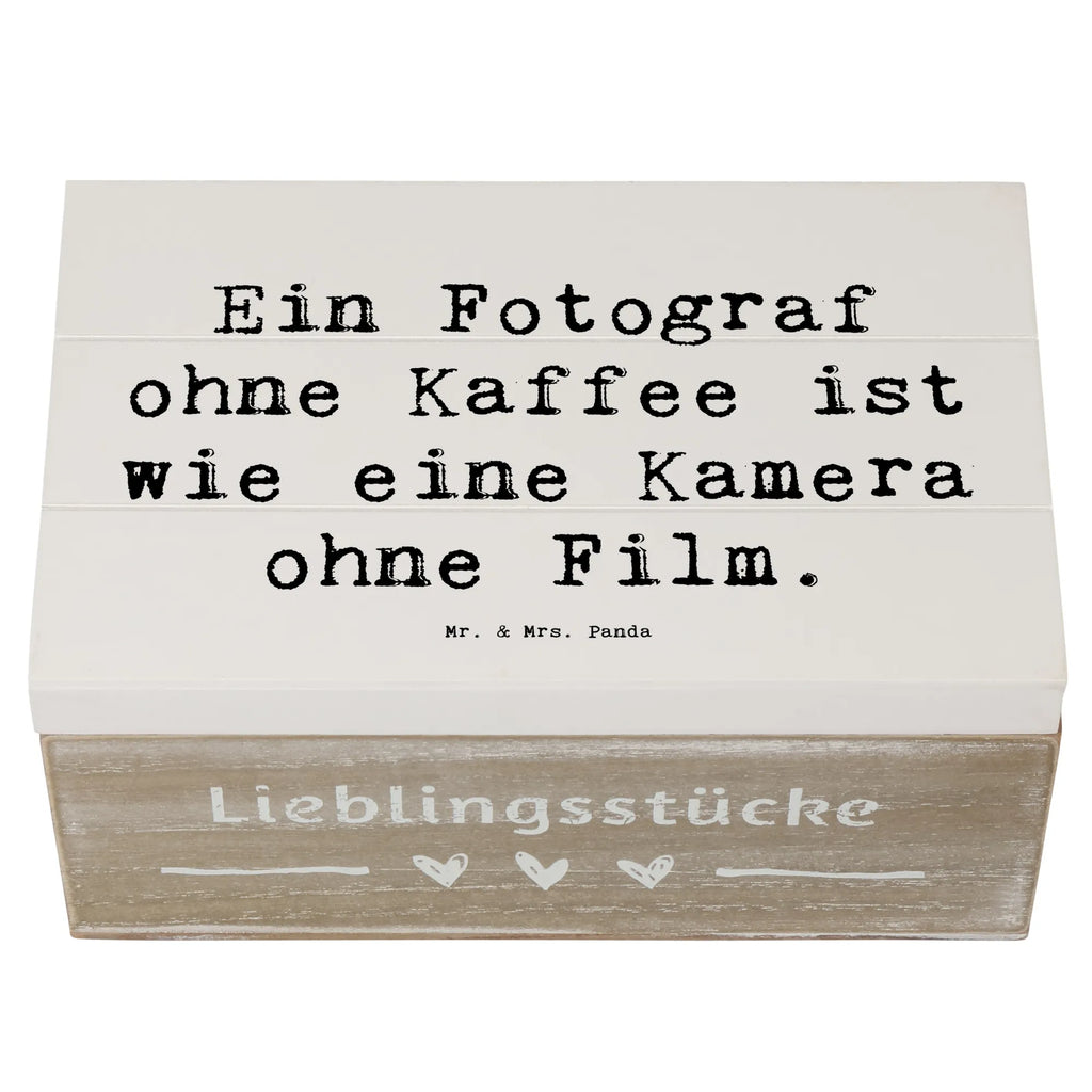 Holzkiste Spruch Ein Fotograf ohne Kaffee ist wie eine Kamera ohne Film. Holzkiste, Kiste, Schatzkiste, Truhe, Schatulle, XXL, Erinnerungsbox, Erinnerungskiste, Dekokiste, Aufbewahrungsbox, Geschenkbox, Geschenkdose, Beruf, Ausbildung, Jubiläum, Abschied, Rente, Kollege, Kollegin, Geschenk, Schenken, Arbeitskollege, Mitarbeiter, Firma, Danke, Dankeschön