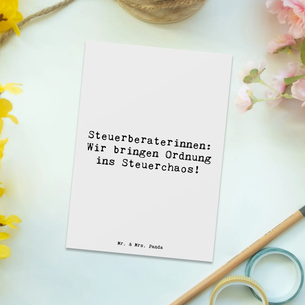 Postkarte Spruch Steuerberaterinnen: Wir bringen Ordnung ins Steuerchaos! Postkarte, Karte, Geschenkkarte, Grußkarte, Einladung, Ansichtskarte, Geburtstagskarte, Einladungskarte, Dankeskarte, Ansichtskarten, Einladung Geburtstag, Einladungskarten Geburtstag, Beruf, Ausbildung, Jubiläum, Abschied, Rente, Kollege, Kollegin, Geschenk, Schenken, Arbeitskollege, Mitarbeiter, Firma, Danke, Dankeschön