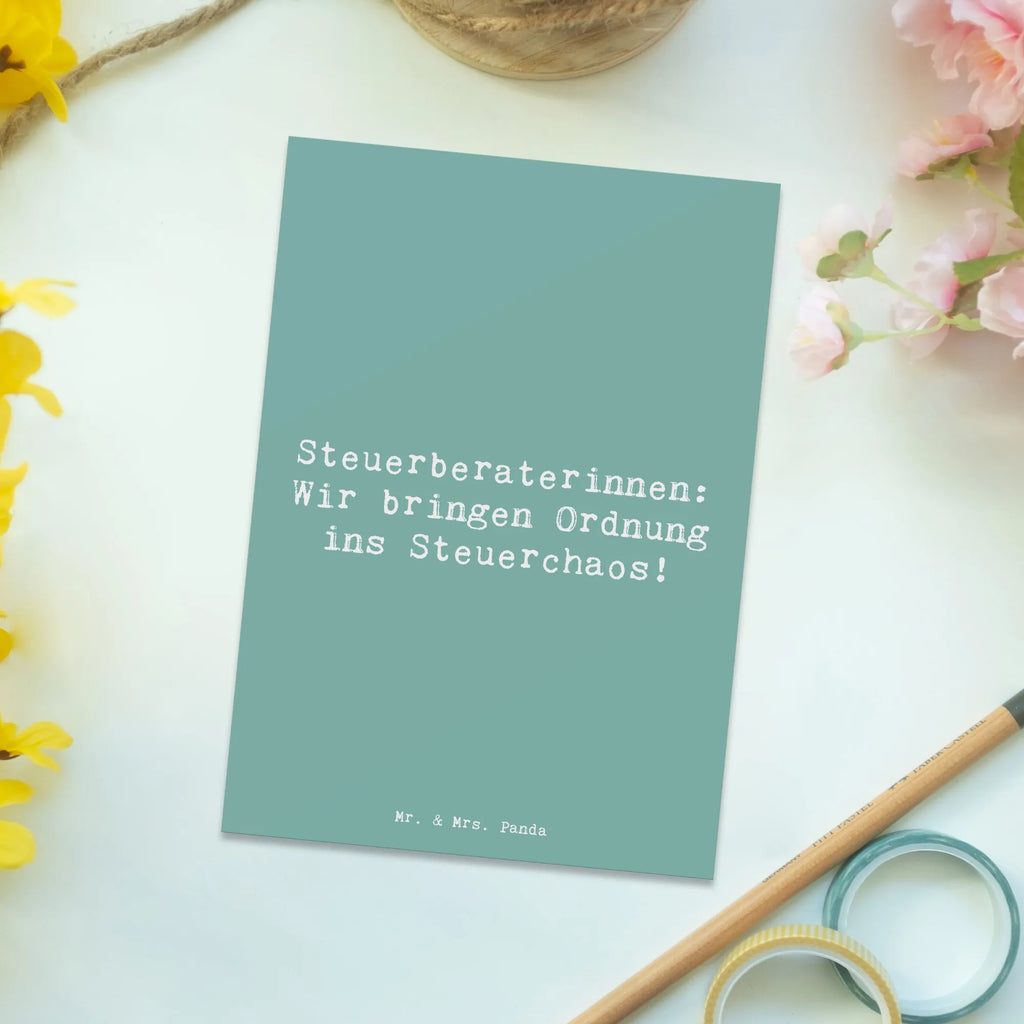 Postkarte Spruch Steuerberaterinnen: Wir bringen Ordnung ins Steuerchaos! Postkarte, Karte, Geschenkkarte, Grußkarte, Einladung, Ansichtskarte, Geburtstagskarte, Einladungskarte, Dankeskarte, Ansichtskarten, Einladung Geburtstag, Einladungskarten Geburtstag, Beruf, Ausbildung, Jubiläum, Abschied, Rente, Kollege, Kollegin, Geschenk, Schenken, Arbeitskollege, Mitarbeiter, Firma, Danke, Dankeschön