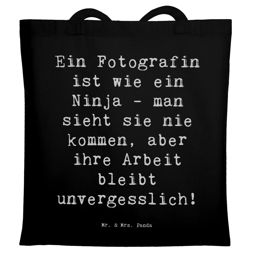 Tragetasche Spruch Ein Fotografin ist wie ein Ninja - man sieht sie nie kommen, aber ihre Arbeit bleibt unvergesslich! Beuteltasche, Beutel, Einkaufstasche, Jutebeutel, Stoffbeutel, Tasche, Shopper, Umhängetasche, Strandtasche, Schultertasche, Stofftasche, Tragetasche, Badetasche, Jutetasche, Einkaufstüte, Laptoptasche, Beruf, Ausbildung, Jubiläum, Abschied, Rente, Kollege, Kollegin, Geschenk, Schenken, Arbeitskollege, Mitarbeiter, Firma, Danke, Dankeschön