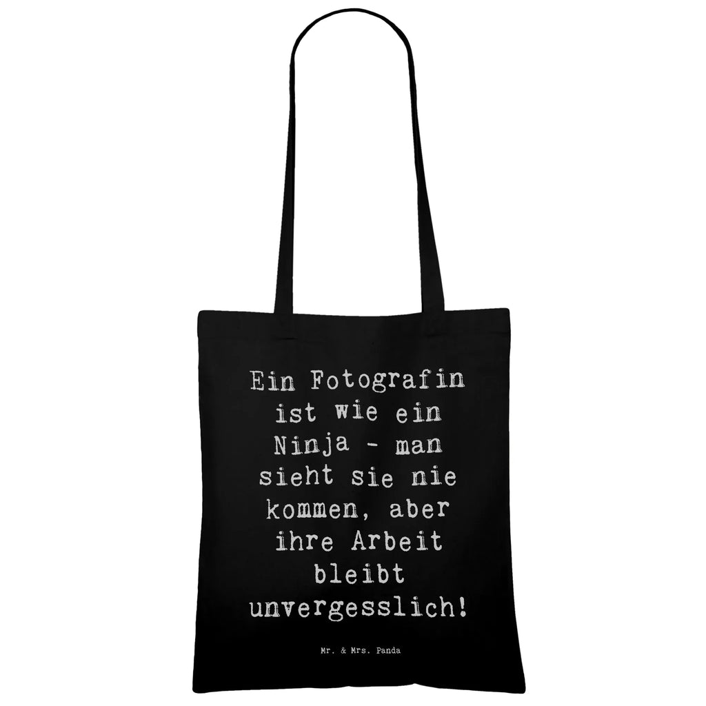 Tragetasche Spruch Ein Fotografin ist wie ein Ninja - man sieht sie nie kommen, aber ihre Arbeit bleibt unvergesslich! Beuteltasche, Beutel, Einkaufstasche, Jutebeutel, Stoffbeutel, Tasche, Shopper, Umhängetasche, Strandtasche, Schultertasche, Stofftasche, Tragetasche, Badetasche, Jutetasche, Einkaufstüte, Laptoptasche, Beruf, Ausbildung, Jubiläum, Abschied, Rente, Kollege, Kollegin, Geschenk, Schenken, Arbeitskollege, Mitarbeiter, Firma, Danke, Dankeschön