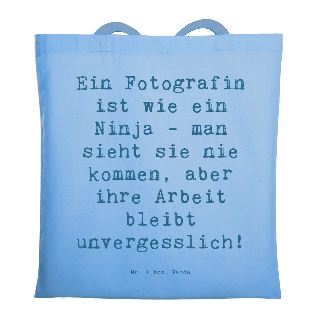 Tragetasche Spruch Ein Fotografin ist wie ein Ninja - man sieht sie nie kommen, aber ihre Arbeit bleibt unvergesslich! Beuteltasche, Beutel, Einkaufstasche, Jutebeutel, Stoffbeutel, Tasche, Shopper, Umhängetasche, Strandtasche, Schultertasche, Stofftasche, Tragetasche, Badetasche, Jutetasche, Einkaufstüte, Laptoptasche, Beruf, Ausbildung, Jubiläum, Abschied, Rente, Kollege, Kollegin, Geschenk, Schenken, Arbeitskollege, Mitarbeiter, Firma, Danke, Dankeschön