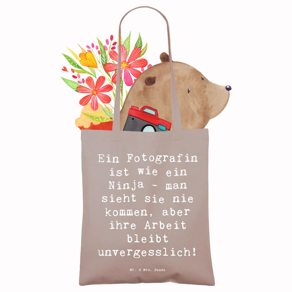 Tragetasche Spruch Ein Fotografin ist wie ein Ninja - man sieht sie nie kommen, aber ihre Arbeit bleibt unvergesslich! Beuteltasche, Beutel, Einkaufstasche, Jutebeutel, Stoffbeutel, Tasche, Shopper, Umhängetasche, Strandtasche, Schultertasche, Stofftasche, Tragetasche, Badetasche, Jutetasche, Einkaufstüte, Laptoptasche, Beruf, Ausbildung, Jubiläum, Abschied, Rente, Kollege, Kollegin, Geschenk, Schenken, Arbeitskollege, Mitarbeiter, Firma, Danke, Dankeschön