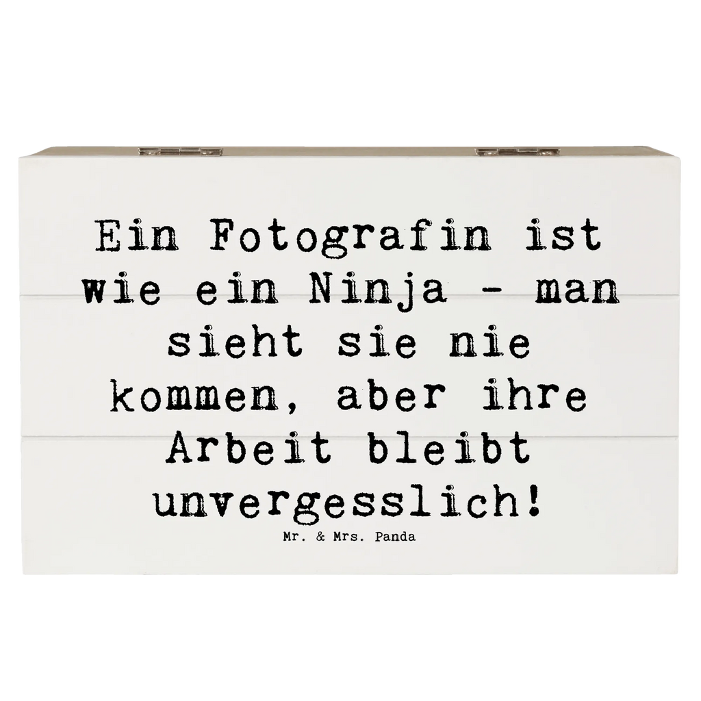 Holzkiste Spruch Ein Fotografin ist wie ein Ninja - man sieht sie nie kommen, aber ihre Arbeit bleibt unvergesslich! Holzkiste, Kiste, Schatzkiste, Truhe, Schatulle, XXL, Erinnerungsbox, Erinnerungskiste, Dekokiste, Aufbewahrungsbox, Geschenkbox, Geschenkdose, Beruf, Ausbildung, Jubiläum, Abschied, Rente, Kollege, Kollegin, Geschenk, Schenken, Arbeitskollege, Mitarbeiter, Firma, Danke, Dankeschön