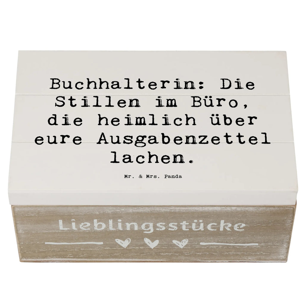 Holzkiste Spruch Buchhalterin: Die Stillen im Büro, die heimlich über eure Ausgabenzettel lachen. Holzkiste, Kiste, Schatzkiste, Truhe, Schatulle, XXL, Erinnerungsbox, Erinnerungskiste, Dekokiste, Aufbewahrungsbox, Geschenkbox, Geschenkdose, Beruf, Ausbildung, Jubiläum, Abschied, Rente, Kollege, Kollegin, Geschenk, Schenken, Arbeitskollege, Mitarbeiter, Firma, Danke, Dankeschön