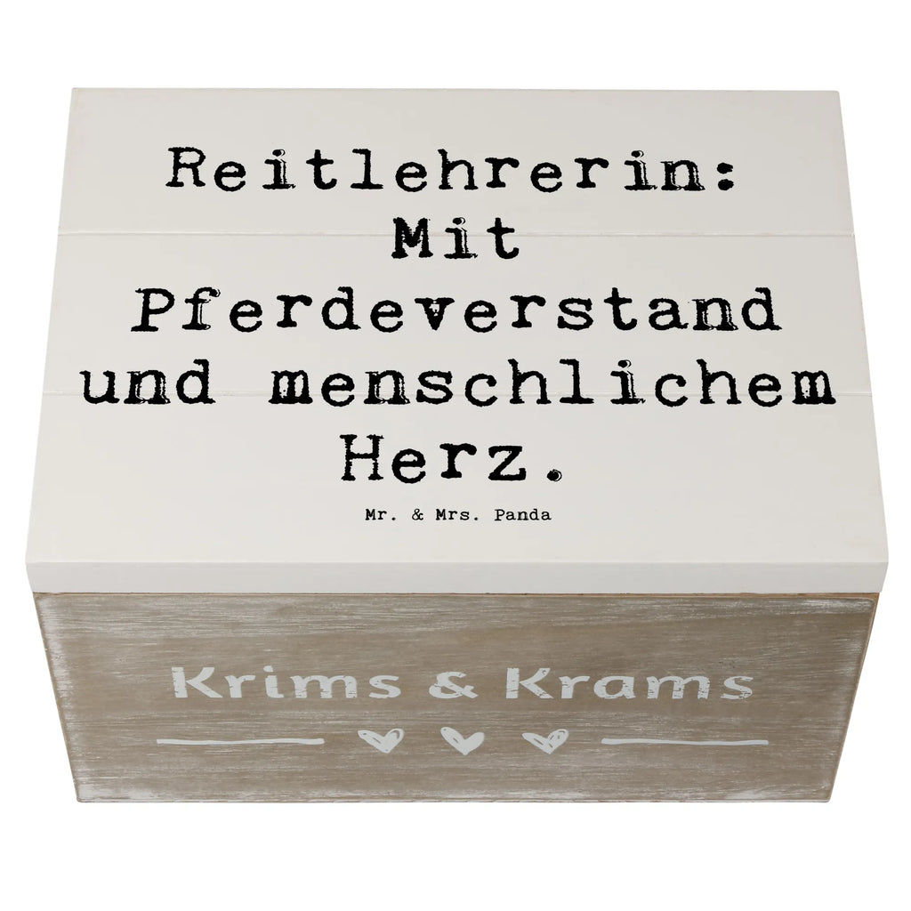 Holzkiste Spruch Reitlehrerin: Mit Pferdeverstand und menschlichem Herz. Holzkiste, Kiste, Schatzkiste, Truhe, Schatulle, XXL, Erinnerungsbox, Erinnerungskiste, Dekokiste, Aufbewahrungsbox, Geschenkbox, Geschenkdose, Beruf, Ausbildung, Jubiläum, Abschied, Rente, Kollege, Kollegin, Geschenk, Schenken, Arbeitskollege, Mitarbeiter, Firma, Danke, Dankeschön