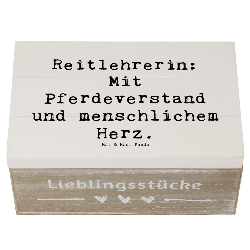 Holzkiste Spruch Reitlehrerin: Mit Pferdeverstand und menschlichem Herz. Holzkiste, Kiste, Schatzkiste, Truhe, Schatulle, XXL, Erinnerungsbox, Erinnerungskiste, Dekokiste, Aufbewahrungsbox, Geschenkbox, Geschenkdose, Beruf, Ausbildung, Jubiläum, Abschied, Rente, Kollege, Kollegin, Geschenk, Schenken, Arbeitskollege, Mitarbeiter, Firma, Danke, Dankeschön