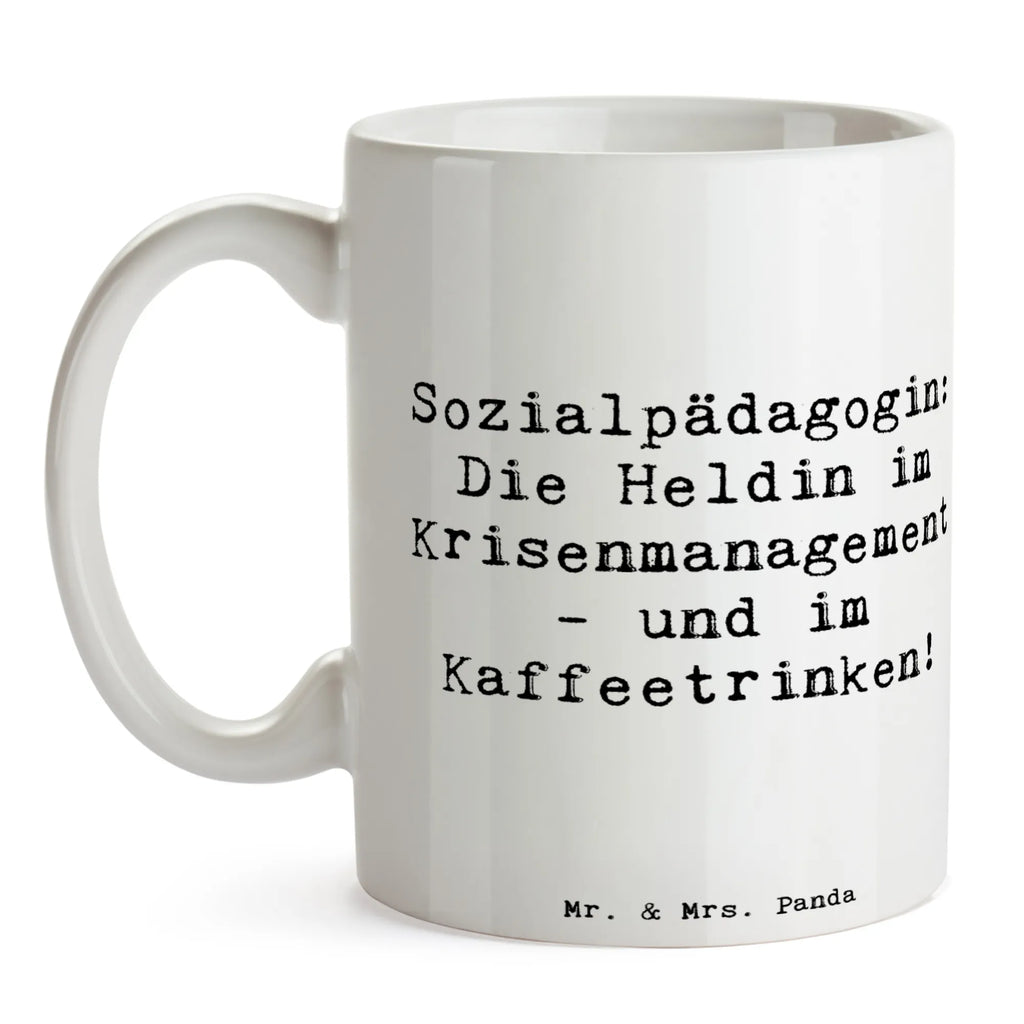 Tasse Spruch Sozialpädagogin: Die Heldin im Krisenmanagement - und im Kaffeetrinken! Tasse, Kaffeetasse, Teetasse, Becher, Kaffeebecher, Teebecher, Keramiktasse, Porzellantasse, Büro Tasse, Geschenk Tasse, Tasse Sprüche, Tasse Motive, Kaffeetassen, Tasse bedrucken, Designer Tasse, Cappuccino Tassen, Schöne Teetassen, Beruf, Ausbildung, Jubiläum, Abschied, Rente, Kollege, Kollegin, Geschenk, Schenken, Arbeitskollege, Mitarbeiter, Firma, Danke, Dankeschön