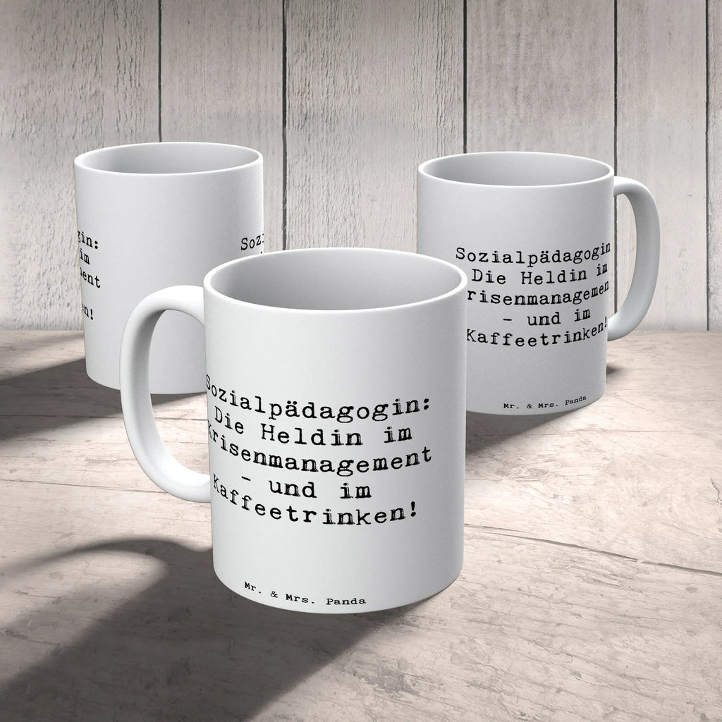 Tasse Spruch Sozialpädagogin: Die Heldin im Krisenmanagement - und im Kaffeetrinken! Tasse, Kaffeetasse, Teetasse, Becher, Kaffeebecher, Teebecher, Keramiktasse, Porzellantasse, Büro Tasse, Geschenk Tasse, Tasse Sprüche, Tasse Motive, Kaffeetassen, Tasse bedrucken, Designer Tasse, Cappuccino Tassen, Schöne Teetassen, Beruf, Ausbildung, Jubiläum, Abschied, Rente, Kollege, Kollegin, Geschenk, Schenken, Arbeitskollege, Mitarbeiter, Firma, Danke, Dankeschön