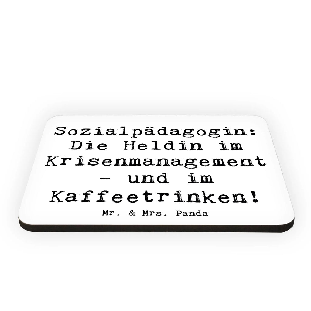 Magnet Spruch Sozialpädagogin: Die Heldin im Krisenmanagement - und im Kaffeetrinken! Kühlschrankmagnet, Pinnwandmagnet, Souvenir Magnet, Motivmagnete, Dekomagnet, Whiteboard Magnet, Notiz Magnet, Kühlschrank Dekoration, Beruf, Ausbildung, Jubiläum, Abschied, Rente, Kollege, Kollegin, Geschenk, Schenken, Arbeitskollege, Mitarbeiter, Firma, Danke, Dankeschön