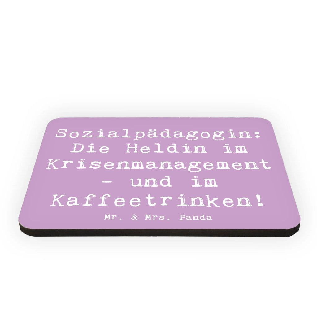 Magnet Spruch Sozialpädagogin: Die Heldin im Krisenmanagement - und im Kaffeetrinken! Kühlschrankmagnet, Pinnwandmagnet, Souvenir Magnet, Motivmagnete, Dekomagnet, Whiteboard Magnet, Notiz Magnet, Kühlschrank Dekoration, Beruf, Ausbildung, Jubiläum, Abschied, Rente, Kollege, Kollegin, Geschenk, Schenken, Arbeitskollege, Mitarbeiter, Firma, Danke, Dankeschön