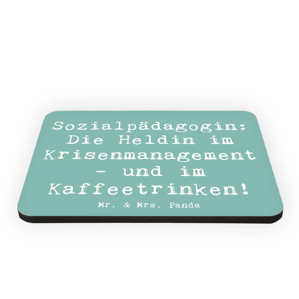 Magnet Spruch Sozialpädagogin: Die Heldin im Krisenmanagement - und im Kaffeetrinken! Kühlschrankmagnet, Pinnwandmagnet, Souvenir Magnet, Motivmagnete, Dekomagnet, Whiteboard Magnet, Notiz Magnet, Kühlschrank Dekoration, Beruf, Ausbildung, Jubiläum, Abschied, Rente, Kollege, Kollegin, Geschenk, Schenken, Arbeitskollege, Mitarbeiter, Firma, Danke, Dankeschön