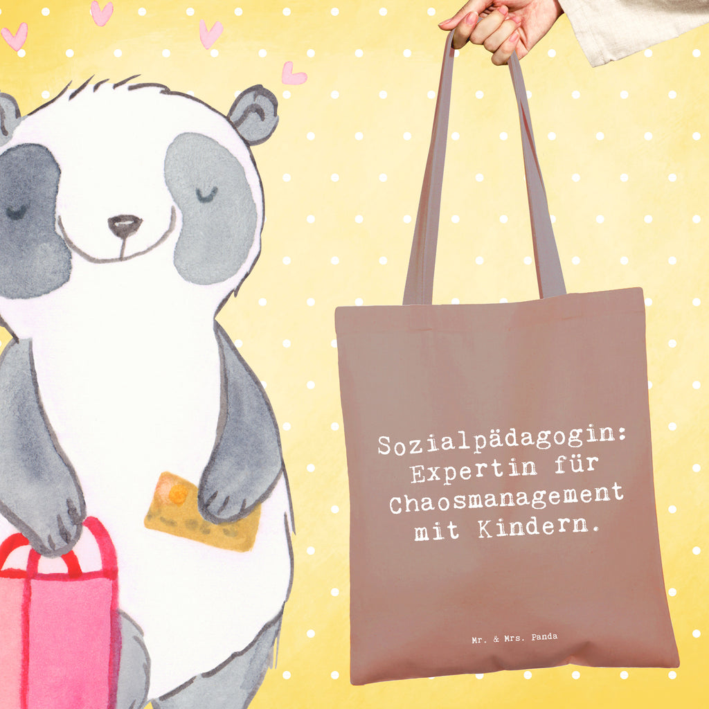 Tragetasche Spruch Sozialpädagogin: Expertin für Chaosmanagement mit Kindern. Beuteltasche, Beutel, Einkaufstasche, Jutebeutel, Stoffbeutel, Tasche, Shopper, Umhängetasche, Strandtasche, Schultertasche, Stofftasche, Tragetasche, Badetasche, Jutetasche, Einkaufstüte, Laptoptasche, Beruf, Ausbildung, Jubiläum, Abschied, Rente, Kollege, Kollegin, Geschenk, Schenken, Arbeitskollege, Mitarbeiter, Firma, Danke, Dankeschön