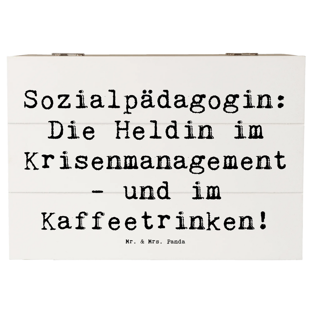 Holzkiste Spruch Sozialpädagogin: Die Heldin im Krisenmanagement - und im Kaffeetrinken! Holzkiste, Kiste, Schatzkiste, Truhe, Schatulle, XXL, Erinnerungsbox, Erinnerungskiste, Dekokiste, Aufbewahrungsbox, Geschenkbox, Geschenkdose, Beruf, Ausbildung, Jubiläum, Abschied, Rente, Kollege, Kollegin, Geschenk, Schenken, Arbeitskollege, Mitarbeiter, Firma, Danke, Dankeschön